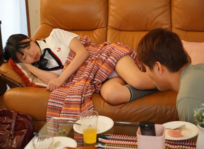 Anh chàng đang chén em gái mới lớn của người yêu