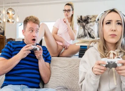 cô ấy mải chơi game nên bị bạn thân cướp mất người yêu