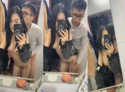 Hai bạn sinh viên đang ân ái nhau trước gương