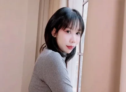 Cô gái trẻ xinh đẹp tìm nhà thuê rồi địt với chủ ngay