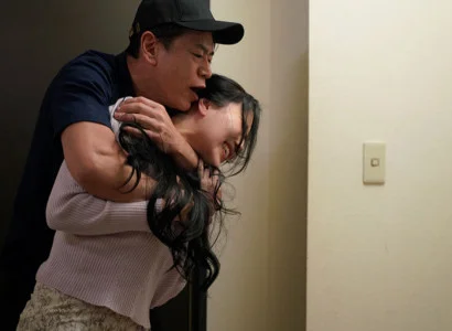Nữ ca sĩ bị fan ép quan hệ vì vẻ đẹp khiến mất hết lý trí
