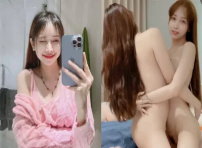 Lâm Thái Vy và cô bạn thân móc bím trong lúc phát trực tiếp