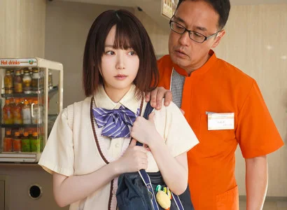 Người quản lý bắt quả tang em gái ăn cắp vặt tại cửa hàng