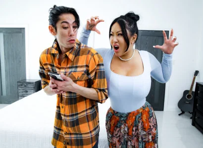 Con trai này làm cho mẹ kế xăm trổ hàng múp lên đỉnh