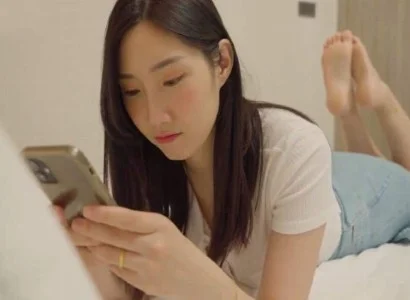 Bà xã lén lút với anh nhân viên giao hàng