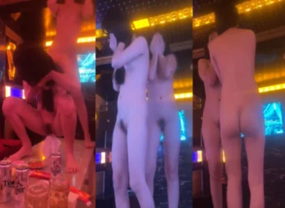Cô nàng khoe thân và múa thoát y cực loạn tại quán hát
